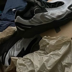 Yeezy 700 mnvn bluetint